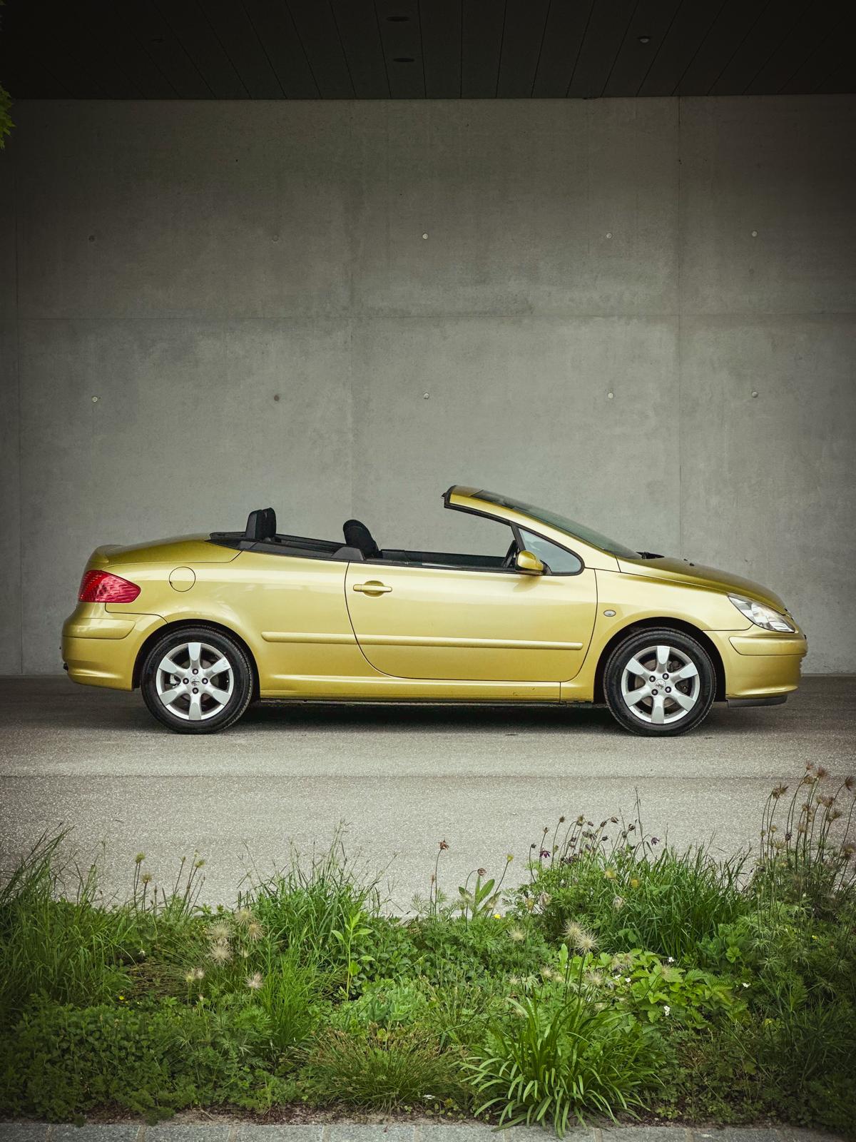 Peugeot 307 CC side profile with the roof open