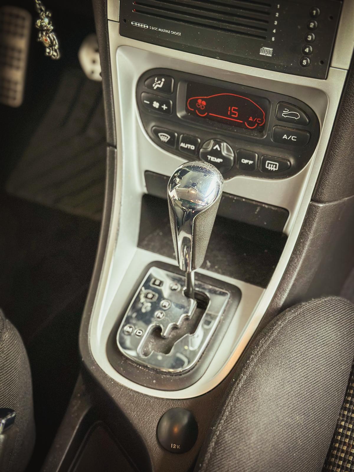 Peugeot 307 CC centre console with the automatic gear lever