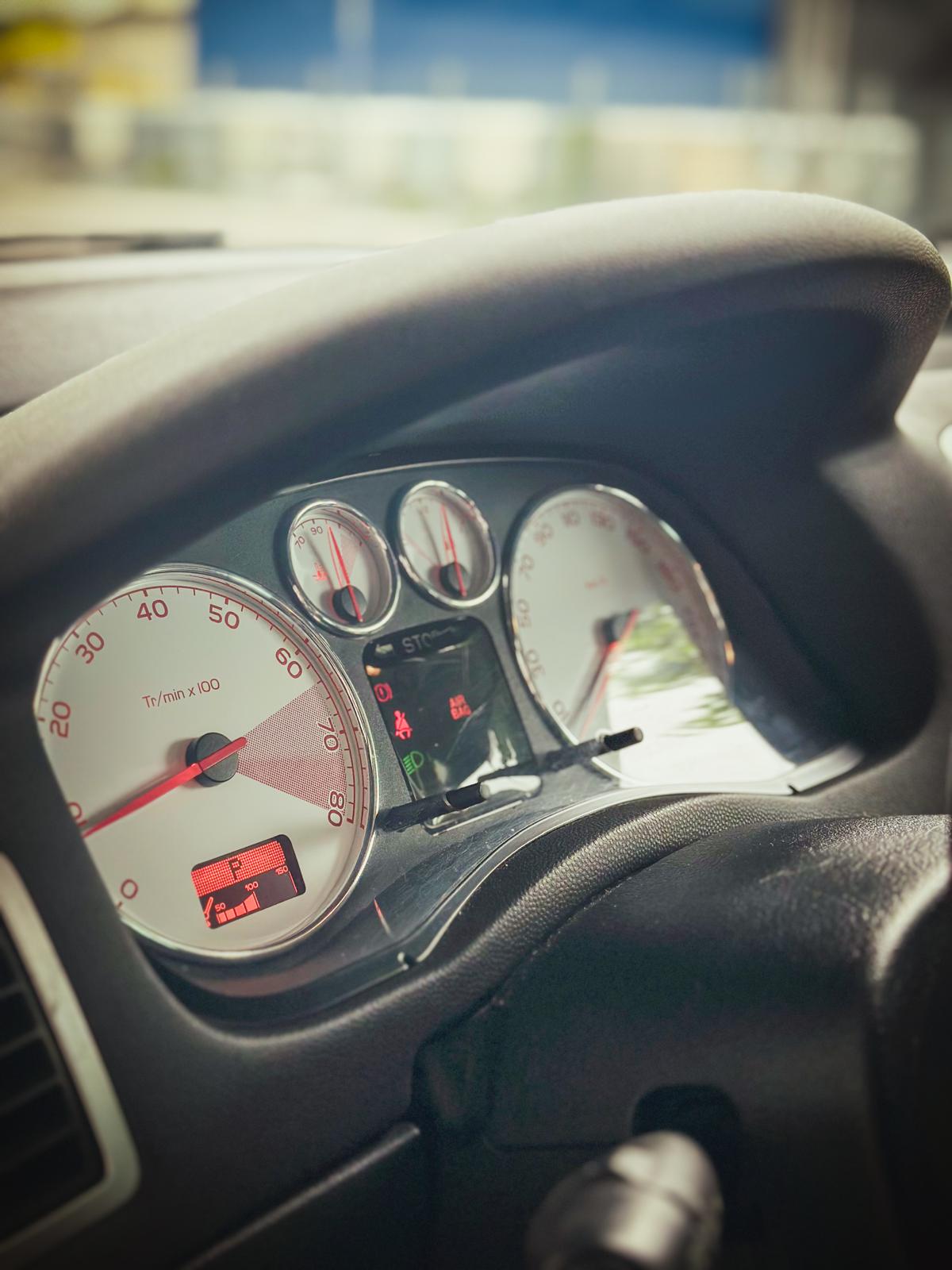 Peugeot 307 CC instrument cluster with white faced gauges