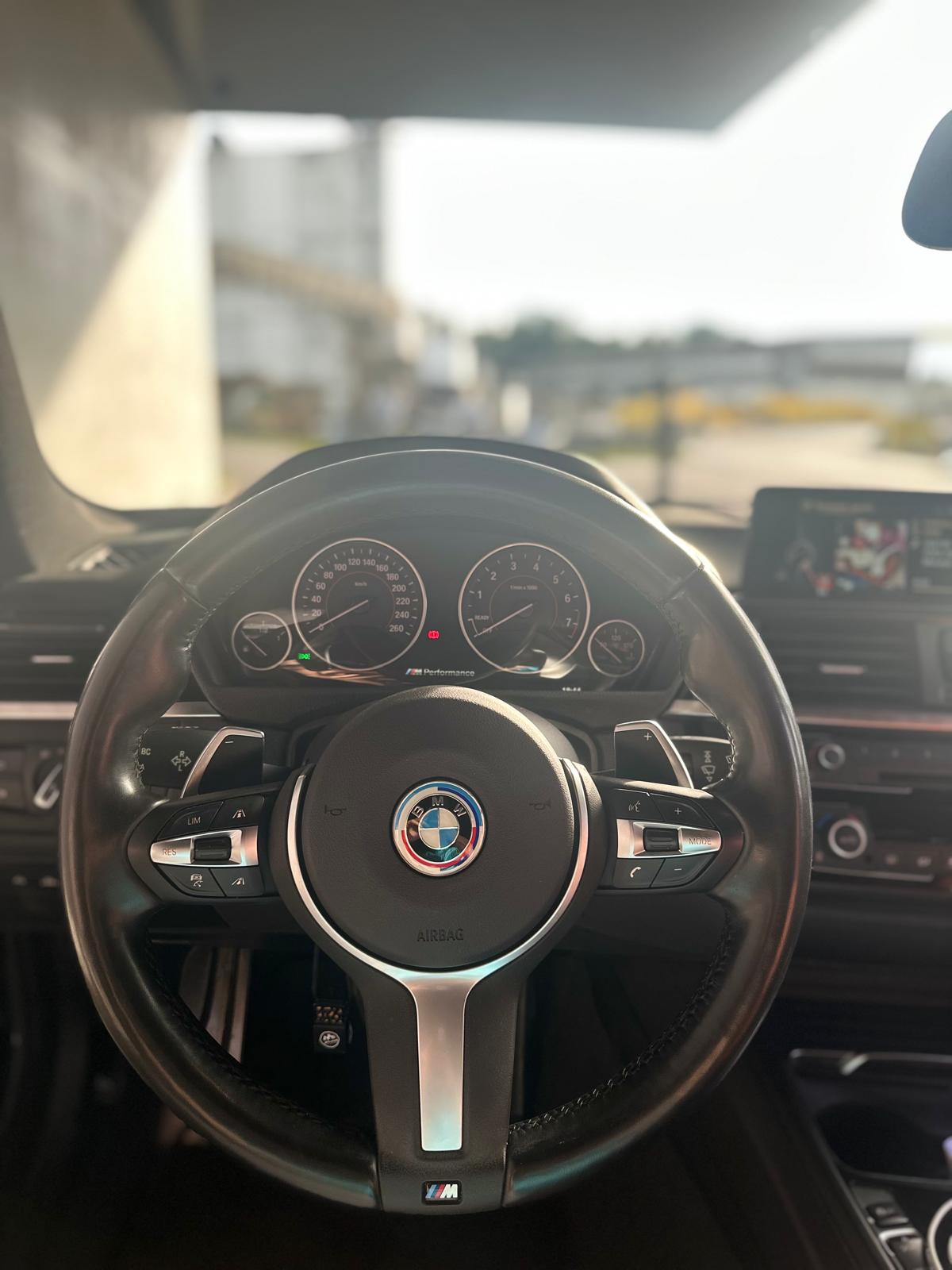 BMW 435i Gran Coupé M steering wheel and instrument cluster