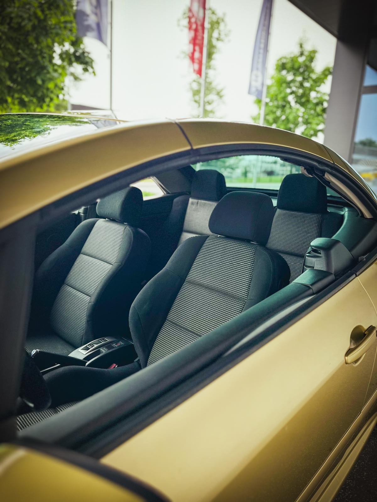Peugeot 307 CC cabin seen from above with the roof open