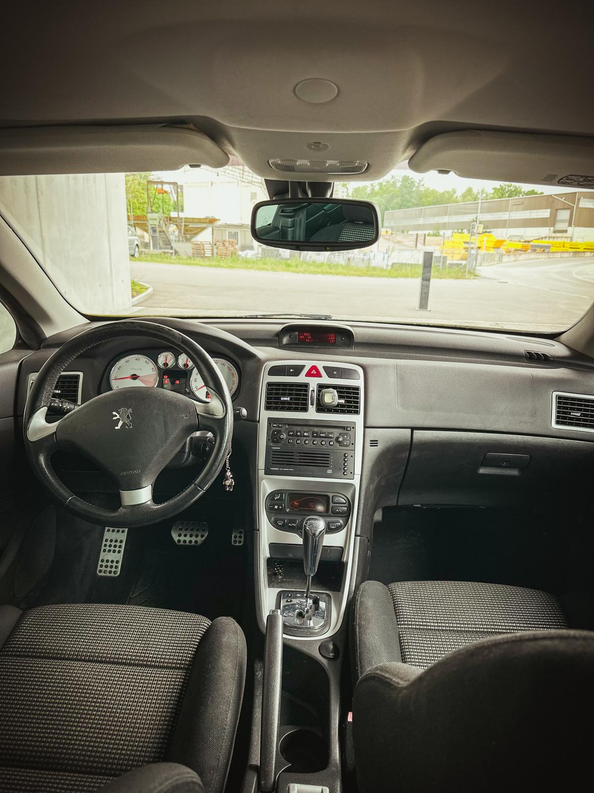 Peugeot 307 CC front cabin and dashboard seen from the rear seats