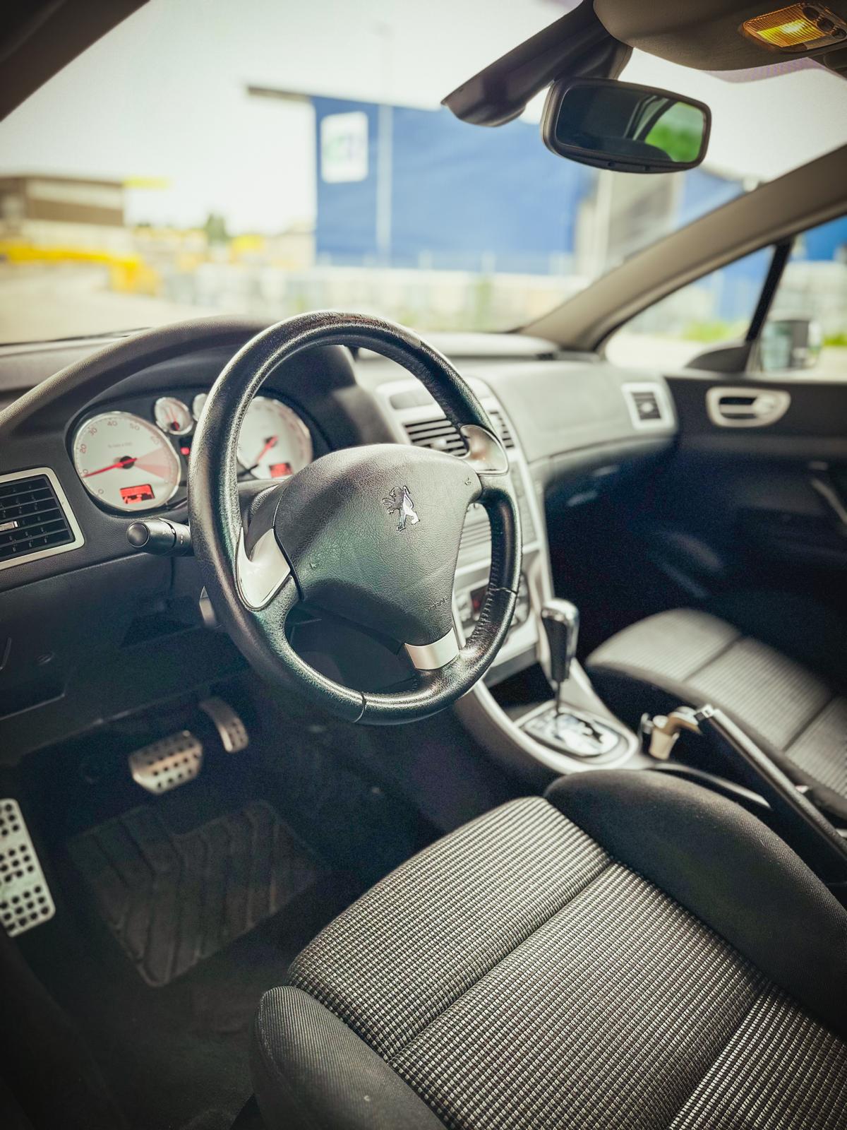 Peugeot 307 CC interior: steering wheel, instruments and centre console